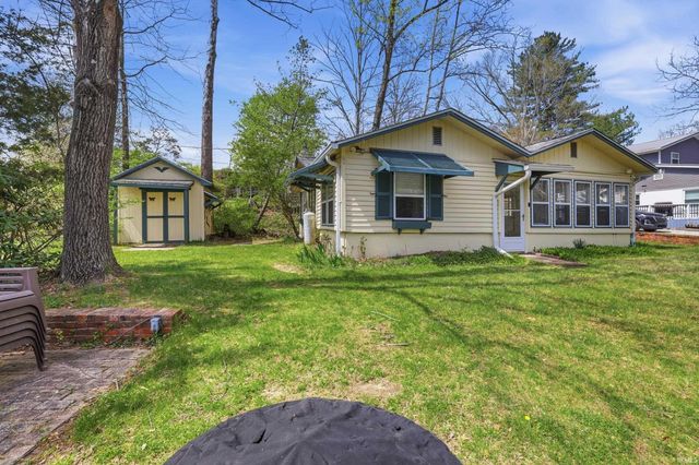 8110 N Lakewood Drive, Unionville, IN 47468