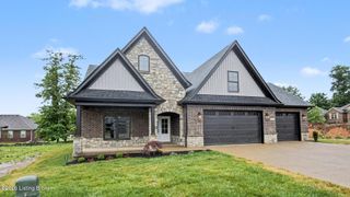 7902 Wagon Trl Ct, Louisville, KY 40291