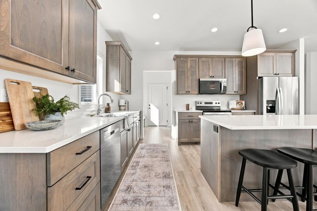 979 61st Avenue W, West Fargo, ND 58078