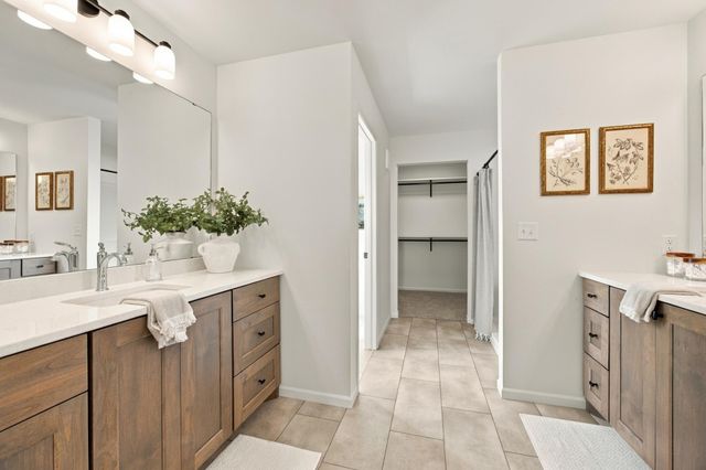 979 61st Avenue W, West Fargo, ND 58078