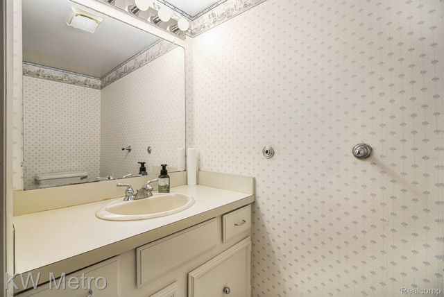 25062 Oakbrooke Drive, Southfield, MI 48033