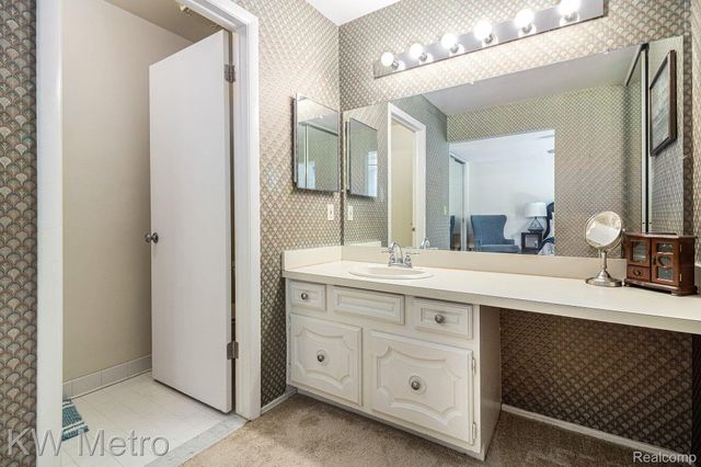 25062 Oakbrooke Drive, Southfield, MI 48033