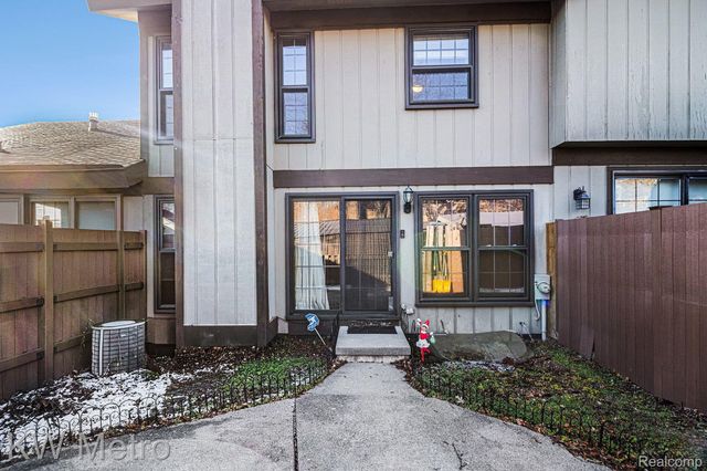 25062 Oakbrooke Drive, Southfield, MI 48033