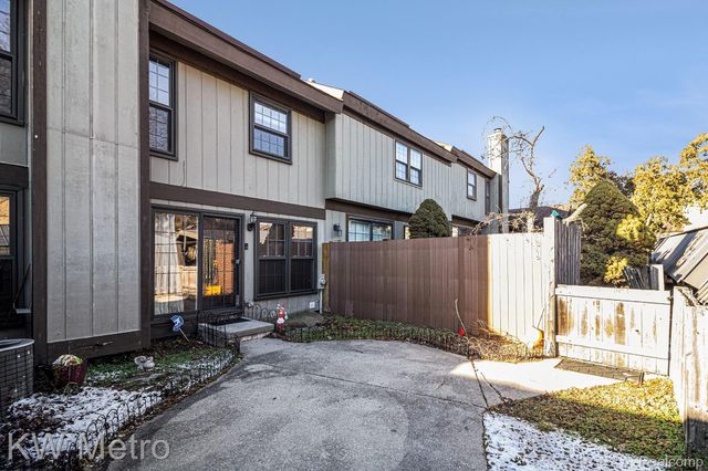 25062 Oakbrooke Drive, Southfield, MI 48033