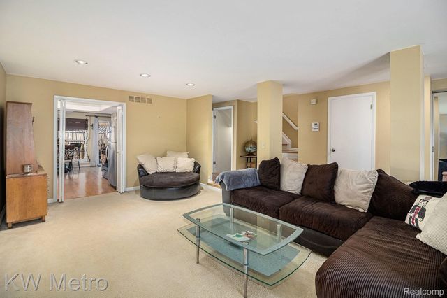 25062 Oakbrooke Drive, Southfield, MI 48033