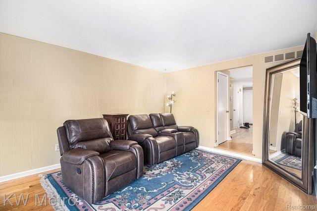 25062 Oakbrooke Drive, Southfield, MI 48033