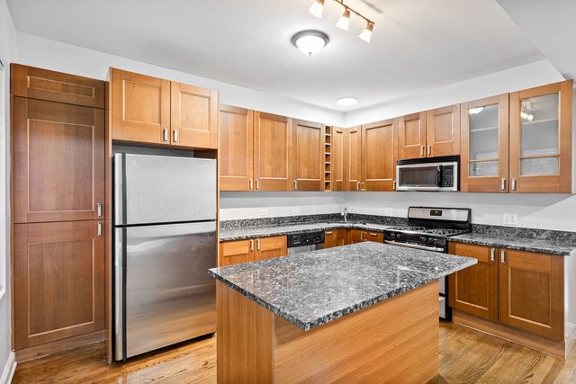7526 N Seeley Avenue 203, Chicago, IL 60645