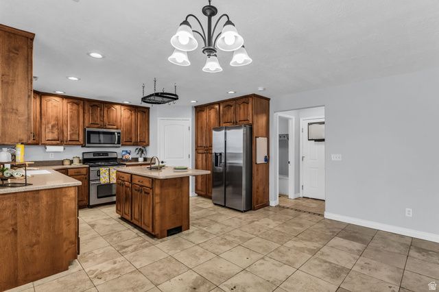 6014 W 5300 S, Hooper, UT 84315