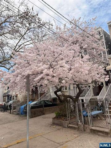 22 Laidlaw Avenue, Jersey City, NJ 07306