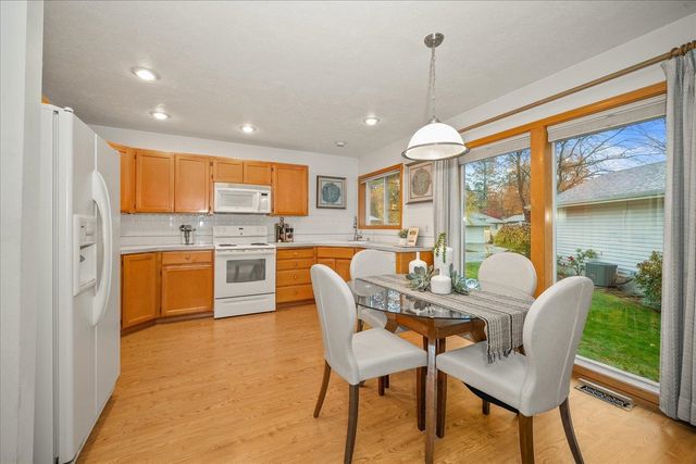 6415 N Royal Crescent Ln, Spokane, WA 99205