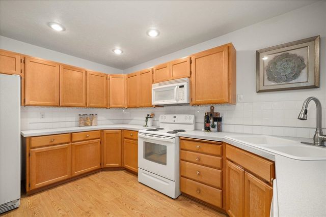 6415 N Royal Crescent Ln, Spokane, WA 99205