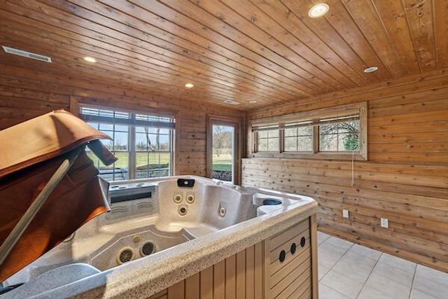 W287N6371 Broadwing COURT, Hartland, WI 53029