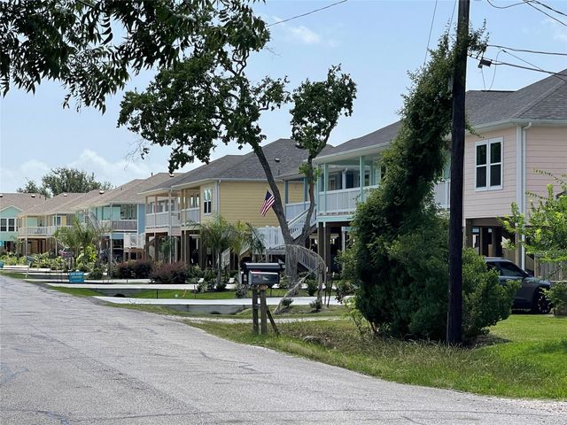 408 Bay Oaks Drive, La Porte, TX 77571