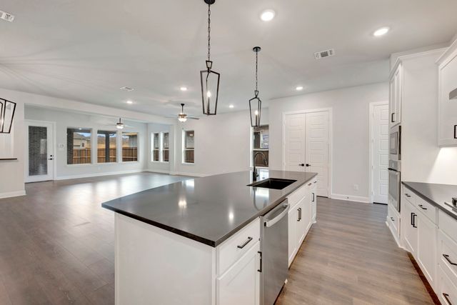 2075 Pine Grove Lane, Arlington, TX 76005