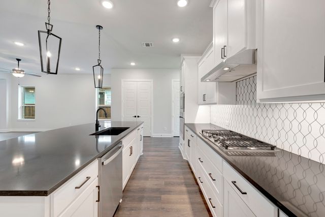 2075 Pine Grove Lane, Arlington, TX 76005