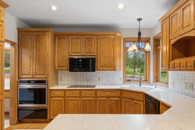 W275N1891 Cabin Creek COURT, Pewaukee, WI 53072