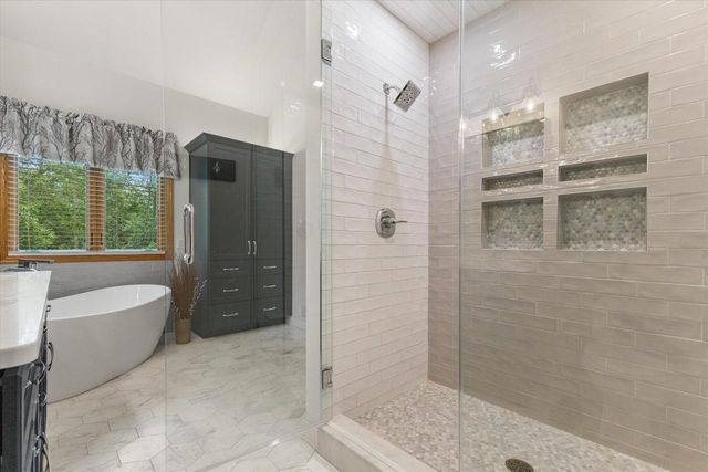 W275N1891 Cabin Creek COURT, Pewaukee, WI 53072