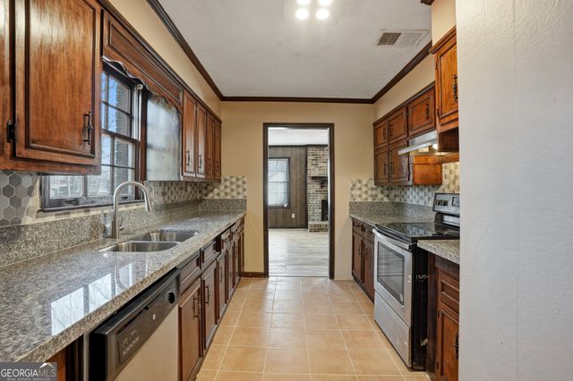 5825 Golden West Trail SW, Lilburn, GA 30047