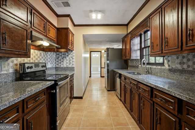 5825 Golden West Trail SW, Lilburn, GA 30047