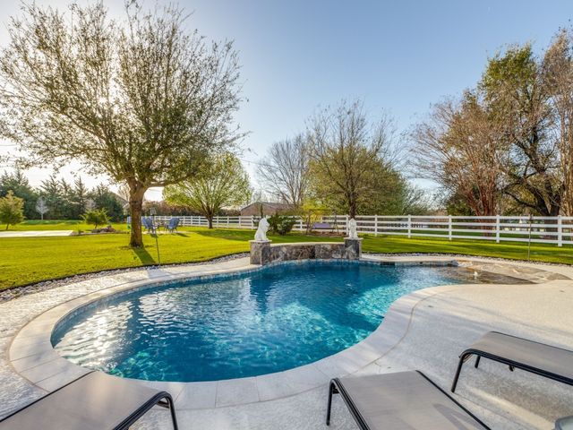 19 Meadowcreek Drive, Melissa, TX 75454