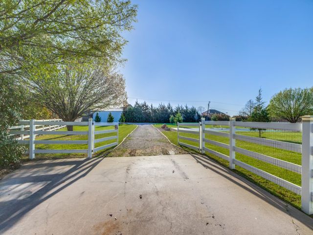 19 Meadowcreek Drive, Melissa, TX 75454