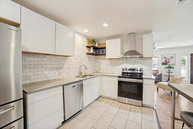 2540 W SUMMIT AVE, San Antonio, TX 78228
