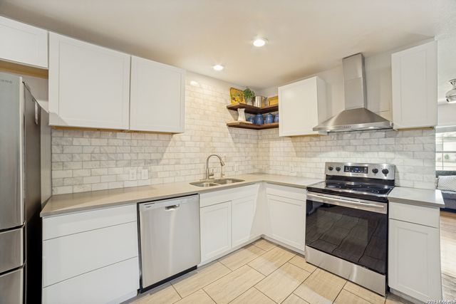 2540 W SUMMIT AVE, San Antonio, TX 78228