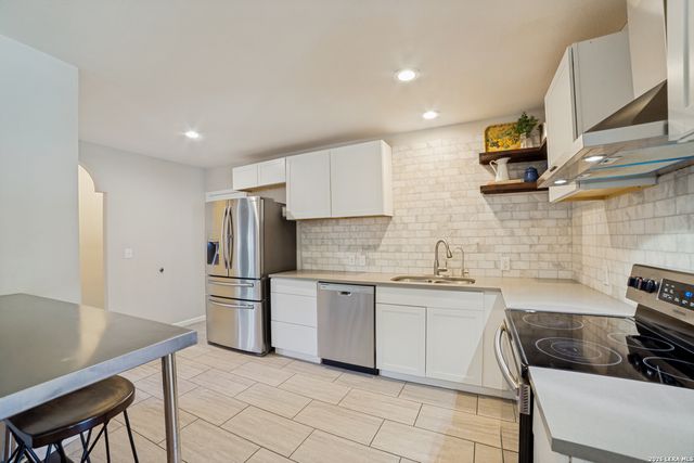 2540 W SUMMIT AVE, San Antonio, TX 78228