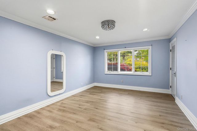 18 Sherwood Lane, Roslyn Heights, NY 11577