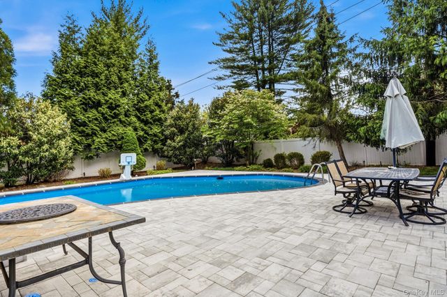18 Sherwood Lane, Roslyn Heights, NY 11577