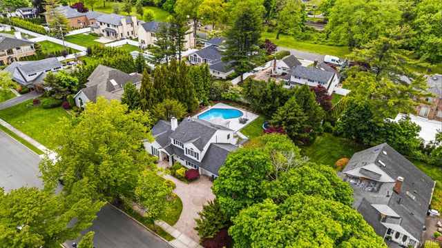 18 Sherwood Lane, Roslyn Heights, NY 11577