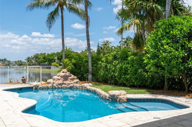 812 Regal Cove Rd, Weston, FL 33327