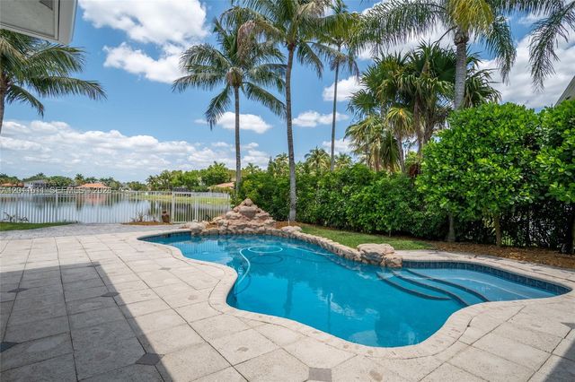 812 Regal Cove Rd, Weston, FL 33327