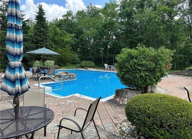320 Spring Run Dr, Monroeville, PA 15146