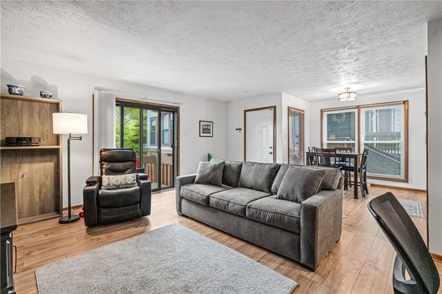 320 Spring Run Dr, Monroeville, PA 15146
