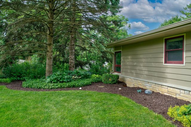 17425 Mierow LANE, Brookfield, WI 53045