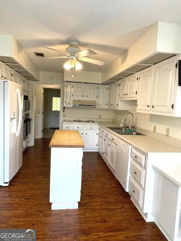 1104 Lakeview Drive, Blackshear, GA 31516