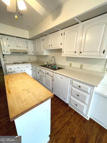 1104 Lakeview Drive, Blackshear, GA 31516