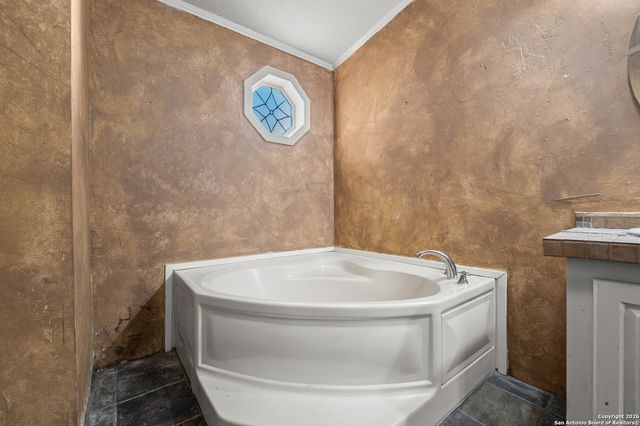 125 County Road 3822, San Antonio, TX 78253