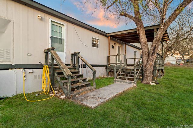 125 County Road 3822, San Antonio, TX 78253
