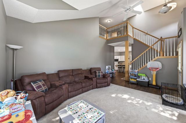 440 Hickory Lane N, Oakdale, MN 55128