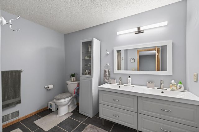 440 Hickory Lane N, Oakdale, MN 55128