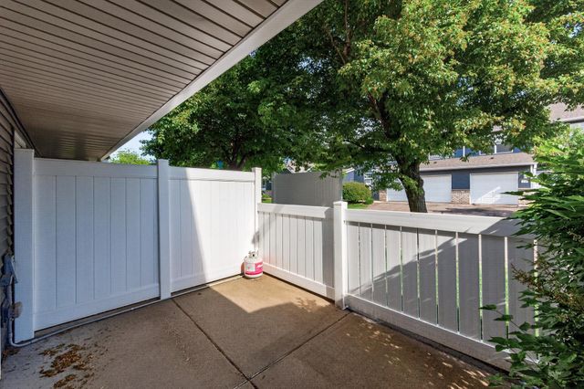 440 Hickory Lane N, Oakdale, MN 55128