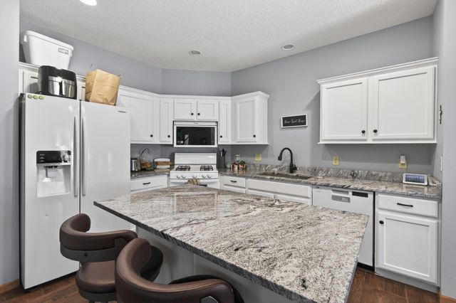 440 Hickory Lane N, Oakdale, MN 55128