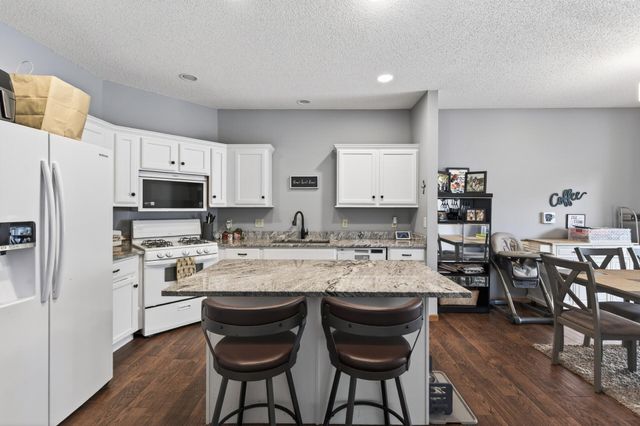 440 Hickory Lane N, Oakdale, MN 55128