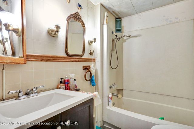 1272 W Lawrence Highway, Charlotte, MI 48813