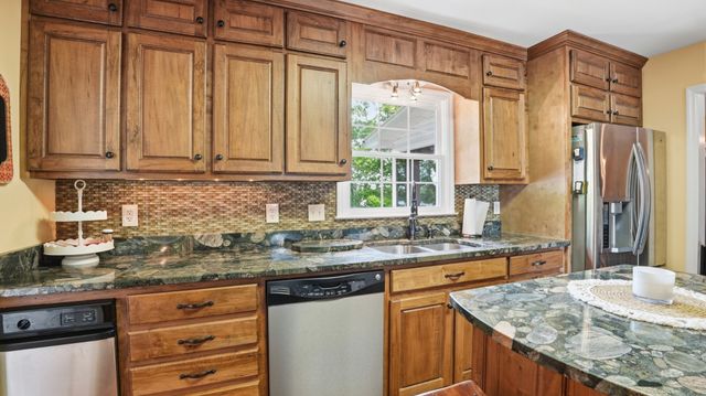 686 Bluff Dr, Winchester, TN 37398