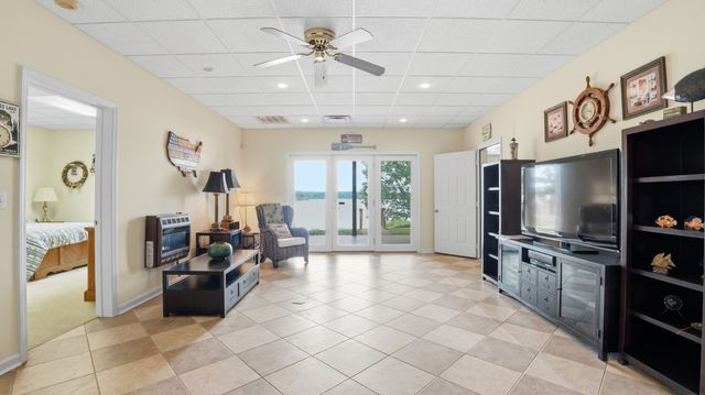 686 Bluff Dr, Winchester, TN 37398