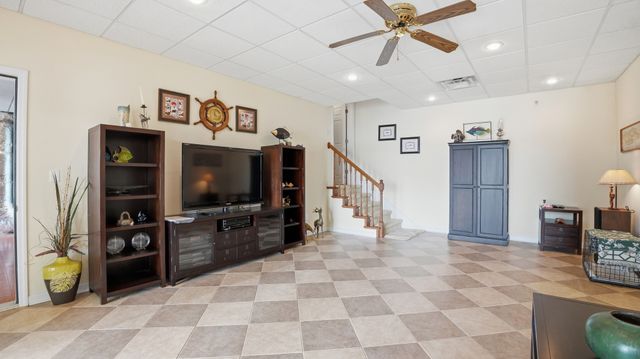 686 Bluff Dr, Winchester, TN 37398