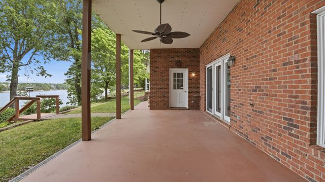 686 Bluff Dr, Winchester, TN 37398